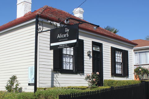Alice's Cottages - Maitland Accommodation 0