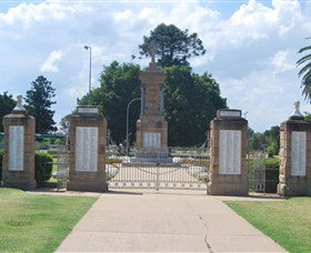 Warwick War Memorial And Gates - Maitland Accommodation 0