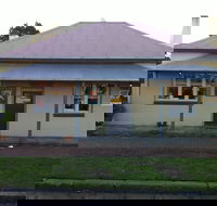 Teddy Bears Downstairs and Grandma's Feather Bed - Maitland Accommodation