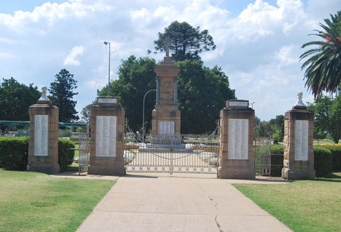 Warwick War Memorial And Gates - Maitland Accommodation 0