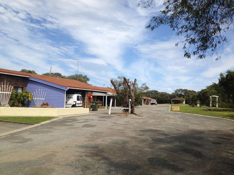 Emu Beach Chalets - Maitland Accommodation 0