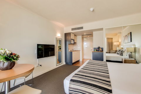Central Cosmo Apartments - Maitland Accommodation 4