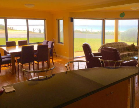 Horizons Beachfront Apartment - Maitland Accommodation 4
