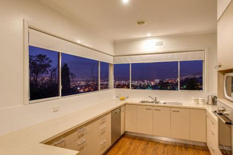 City Lights - Maitland Accommodation 2