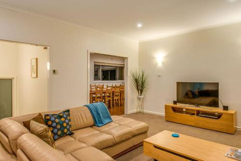City Lights - Maitland Accommodation 4