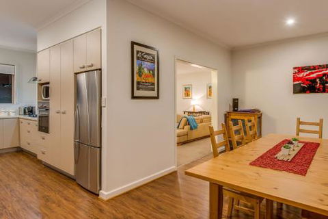 City Lights - Maitland Accommodation 6