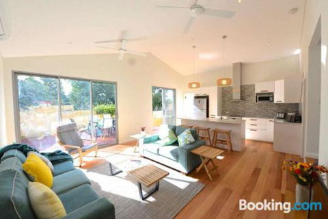 Sunny Blinco Street House - Maitland Accommodation 0