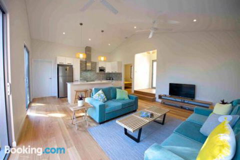 Sunny Blinco Street House - Maitland Accommodation 7