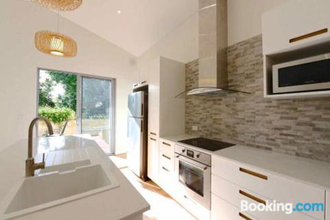 Sunny Blinco Street House - Maitland Accommodation 6
