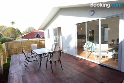 Sunny Blinco Street House - Maitland Accommodation 3