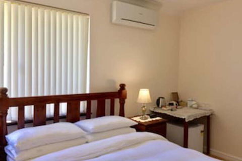 The Royal Dolphin B&B In Safety Bay - Maitland Accommodation 0