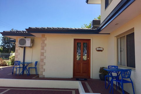 The Royal Dolphin B&B In Safety Bay - Maitland Accommodation 1