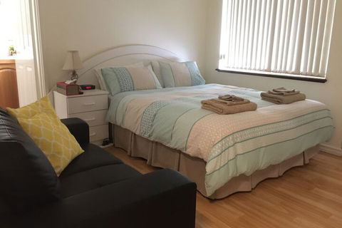 The Royal Dolphin B&B In Safety Bay - Maitland Accommodation 5