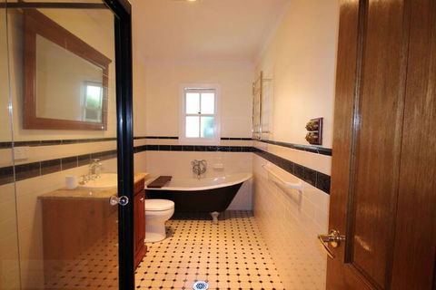 Lily May Cottage - Maitland Accommodation 3