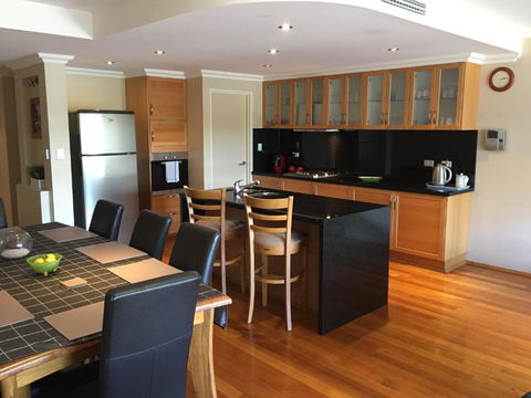 Huge House On The Grand Canal - Maitland Accommodation 6