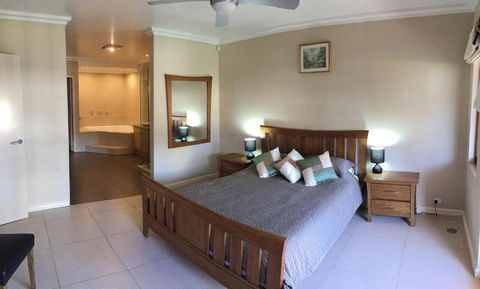Huge House On The Grand Canal - Maitland Accommodation 3