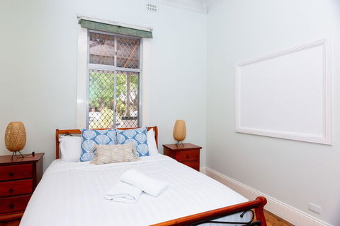 Best Central House â€“ Sleeps 11 - Maitland Accommodation 4