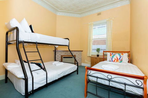 Best Central House â€“ Sleeps 11 - Maitland Accommodation 5