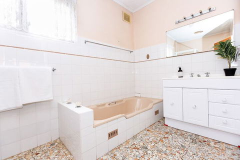 Best Central House â€“ Sleeps 11 - Maitland Accommodation 7