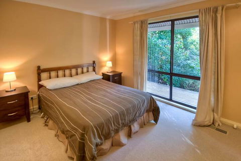 Camelot Cottage - Maitland Accommodation 6