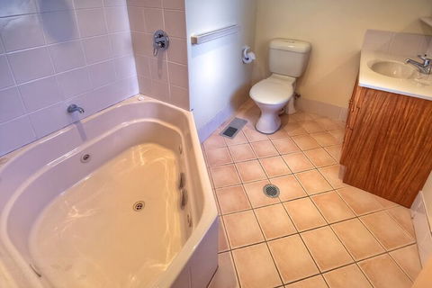 Camelot Cottage - Maitland Accommodation 3