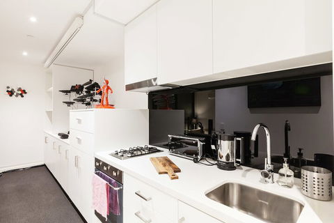 CLARK, 1BDR Melbourne Apartment - Maitland Accommodation 3