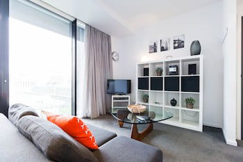 ROBYN, 1BDR Melbourne Apartment - Maitland Accommodation 0