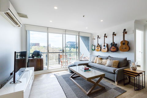 YUKI, 1BDR Melbourne Apartment - Maitland Accommodation 1