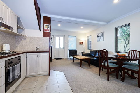 Fremantle Townhouse Unit 4 - Maitland Accommodation 4