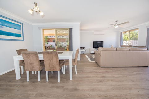 Pebble Pde 1 / 14 Fingal Bay - Maitland Accommodation 3