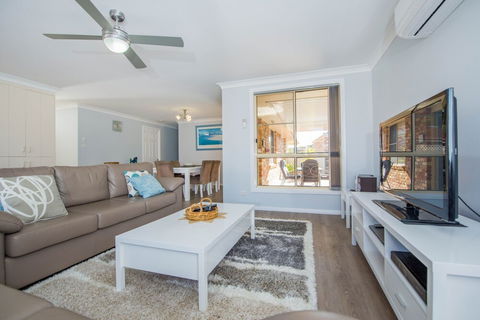 Pebble Pde 1 / 14 Fingal Bay - Maitland Accommodation 4
