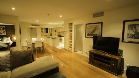 Adelaide North Tce Penthouse - Maitland Accommodation 2