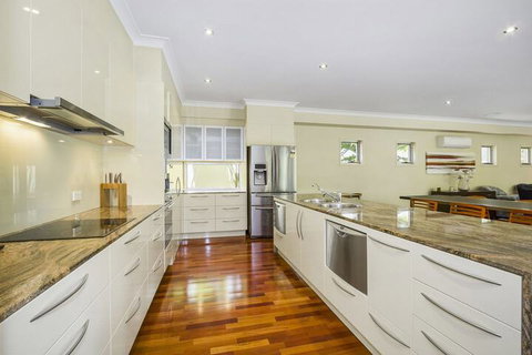 ANGOURIE HOUSE SALT VILLAGE - Maitland Accommodation 2