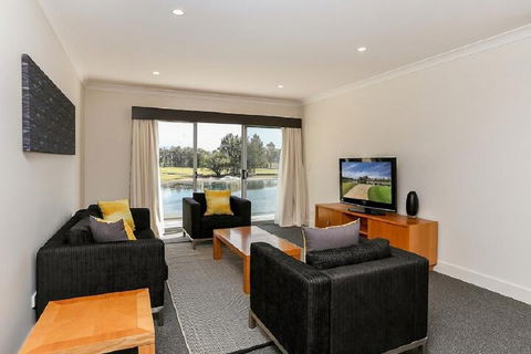 Villa On The Green - Maitland Accommodation 3