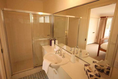 Verona Vineyard Cottage - Maitland Accommodation 5