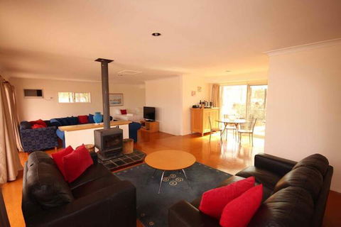 Verona Vineyard Cottage - Maitland Accommodation 7