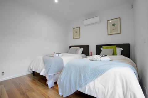 AUJOY 3 Bed Townhouse Burwood 1 - Maitland Accommodation 6