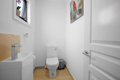 AUJOY 3 Bed Townhouse Burwood 1 - Maitland Accommodation 4