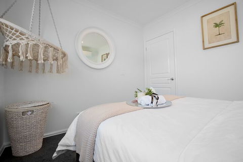 AUJOY 4 Bed Townhouse Burwood 2 - Maitland Accommodation 5