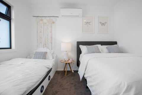 AUJOY 4 Bed Townhouse Burwood 2 - Maitland Accommodation 6