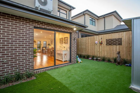 AUJOY 3 Bed Townhouse Burwood 3 - Maitland Accommodation 6