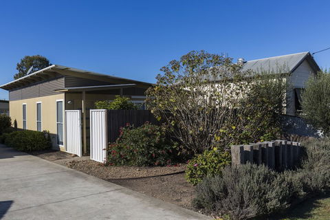 2 Bedroom With Parking Near Central Cessnock - Maitland Accommodation 1