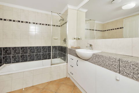 The Mediterranean Beachfront Groundfloor Apartment - Maitland Accommodation 2