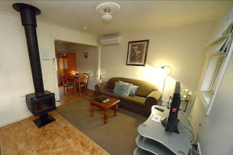 Riesling Trail & Clare Valley Cottages - Maitland Accommodation 5