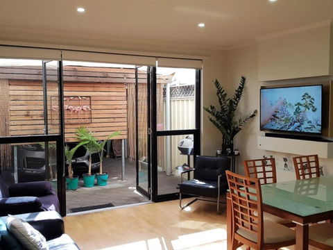 The Artisan 3BR House In The City - Maitland Accommodation 3