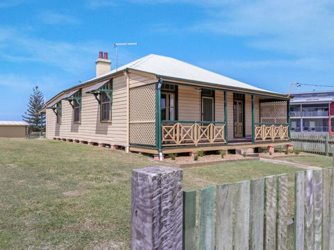 Yamba Pilot Cottage 2 Pets Welcome Close To Beach - Maitland Accommodation 5