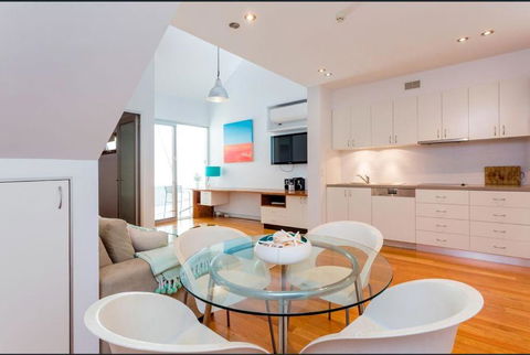 Urban Paradise Minutes From The Markets - Maitland Accommodation 3