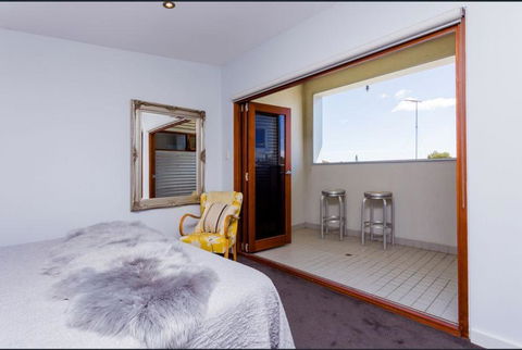 Urban Paradise Minutes From The Markets - Maitland Accommodation 7