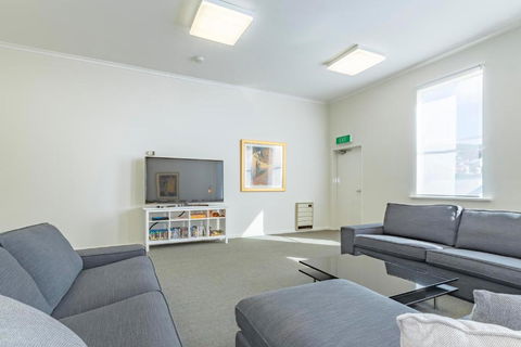 4 Bedroom House Hobart CBD Free Parking - Maitland Accommodation 4