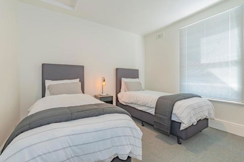 4 Bedroom House Hobart CBD Free Parking - Maitland Accommodation 6